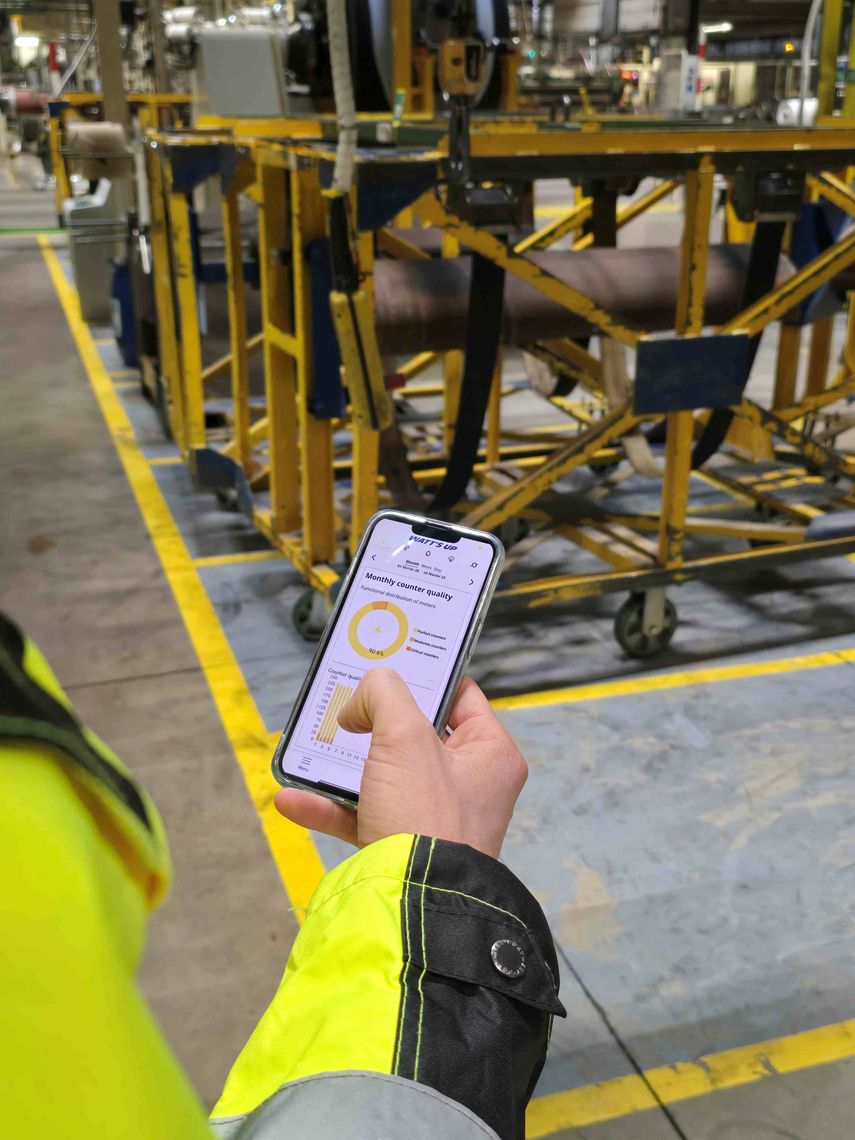 Un opérateur dans un atelier de fabrication Michelin consulte l'appli Product Energy à partir de son smartphone
